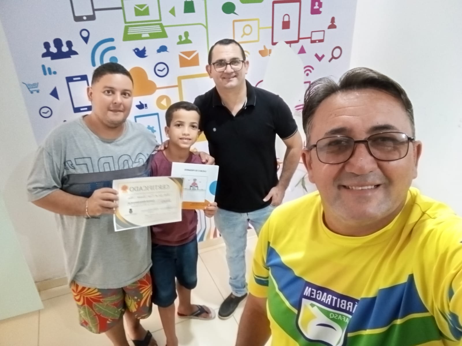 Grupo de formandos com certificados