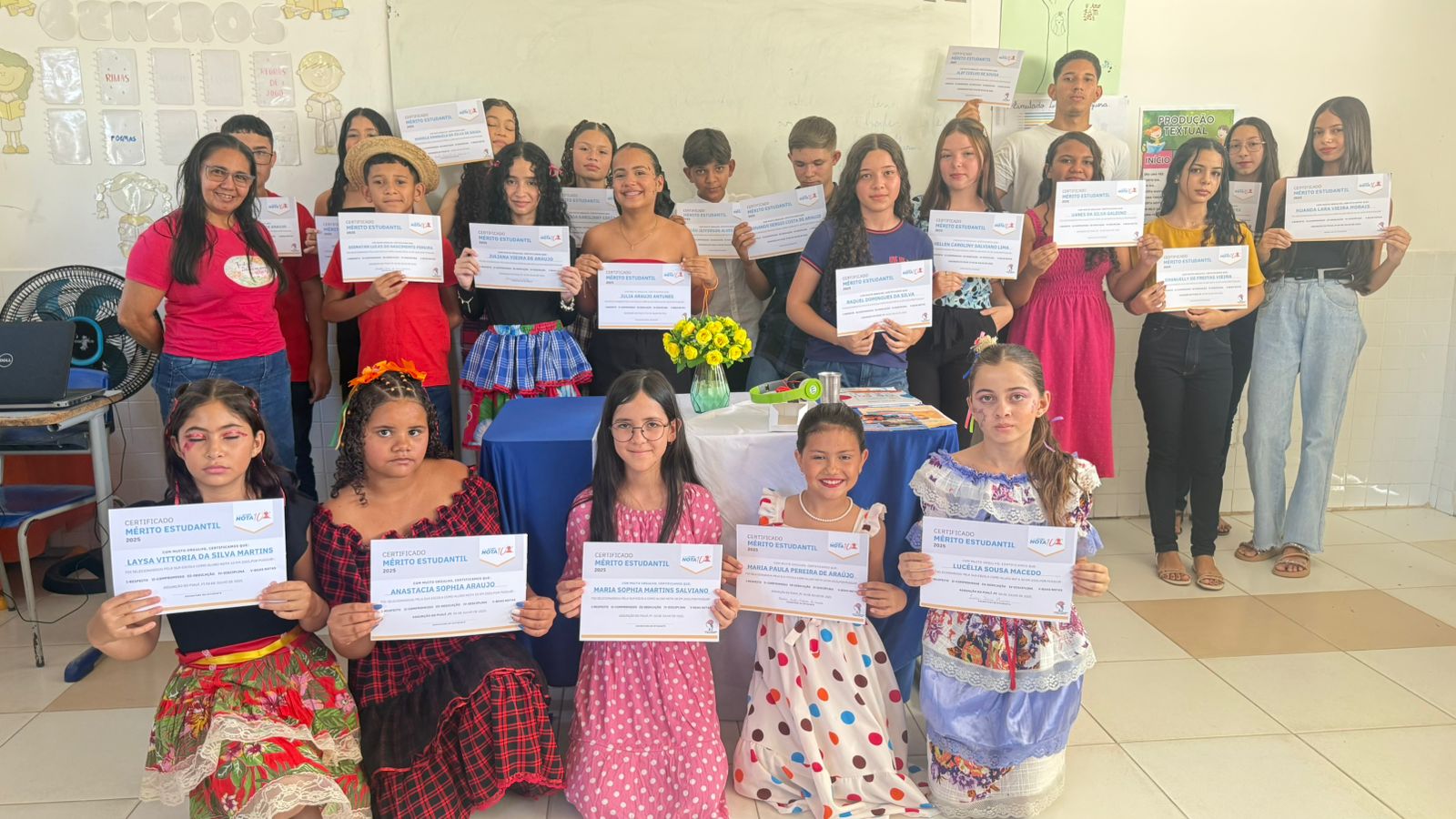 Foto de turma com certificados