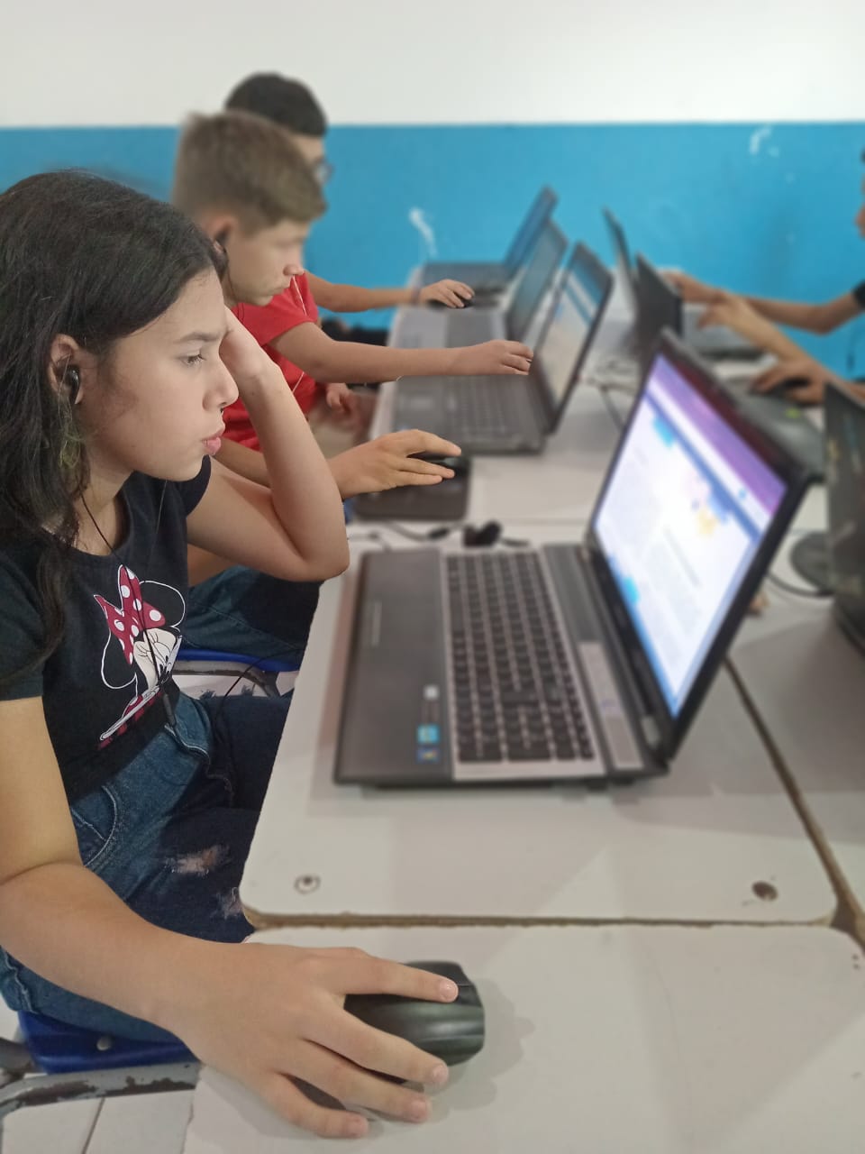 Estudante aprendendo sobre formação tecnológica com tablet