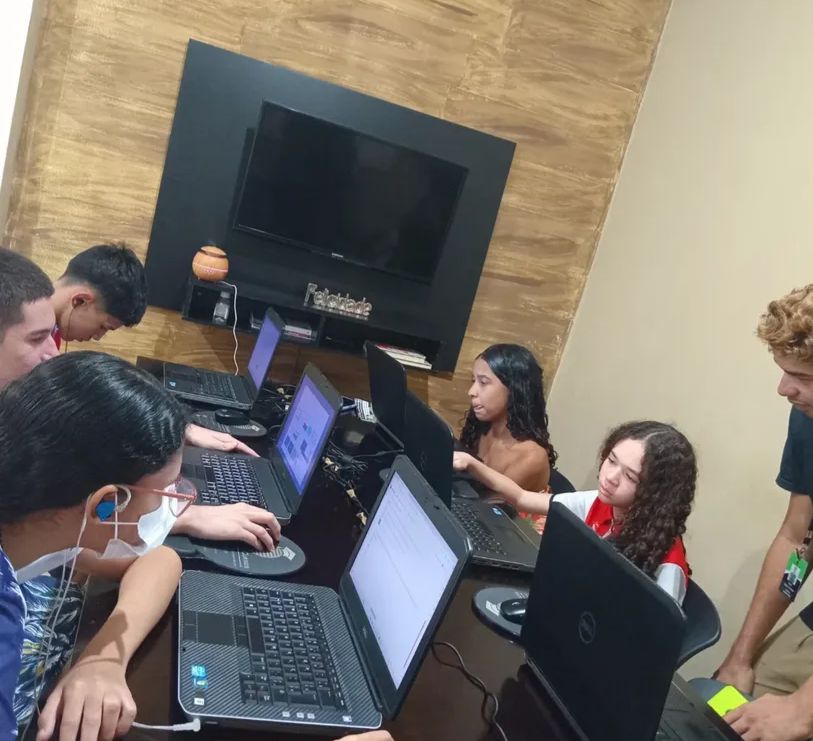 Alunos participando de curso de letramento digital